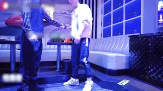 勾引KTV服务员—包厢里的激情开操