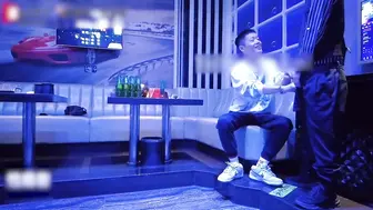 勾引KTV服务员—包厢里的激情开操