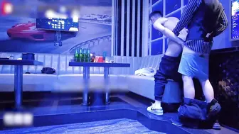 勾引KTV服务员—包厢里的激情开操