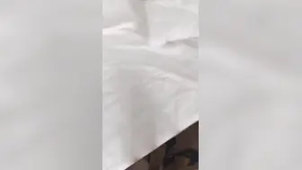 没生过小孩的逼逼就是紧，水也多，偷偷干小姨子的感觉真的太舒服了。