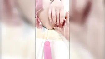 她蒙眼丝巾任由他摆布紧绑双手固定在床任性呻吟，高潮不断。调教蒙眼，捆绑固定，彻底开发，极致快感！