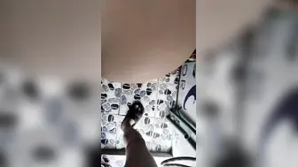 嫂子在洗澡，我突然跑进去，把她吓了一跳，没想到今天嫂子还有点抗拒
