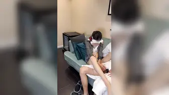 学生妹为了赚生活费，同意和金主爸爸来酒店约拍，慢慢被套路一点一点脱下衣服玩弄
