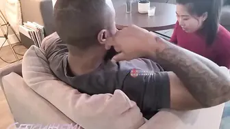 广州乳钉少妇与黑人男友性爱大黑屌疯狂深喉插的少妇干呕