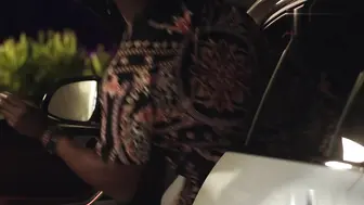超级粉丝Polly和Shelena会不遗余力地去见他们最喜欢的DJ，在派对后尽情狂欢