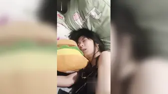 二次元嫩妹享受来自三次元的爱抚 大神迷奸二次元可爱妹子 微弱意识任意摆弄实在太顶了！
