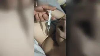 二次元嫩妹享受来自三次元的爱抚 大神迷奸二次元可爱妹子 微弱意识任意摆弄实在太顶了！