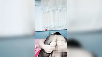 母亲给他一个家 他把母亲日的喊爸爸 真实母子乱伦视频完整版流出 纹身小伙携手母亲下海黄播！