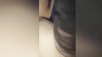 风韵犹存的亲妈在家做瑜伽诱惑儿子，儿子一时没控制住直接脱下亲妈内裤，手指不断往妈妈骚穴探索 大肉棒无套抽插 骚逼被精液射满