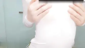 福利姬丁丁点牙刷和振动棒双重插逼