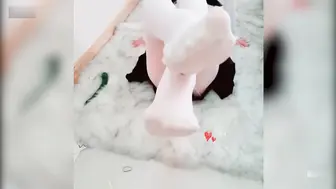 美少女网红福利姬(小洋又)白丝JK摇摆淫臀请君插入，突刺小黄瓜直击凤巢真的好想被哥哥插