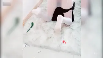 美少女网红福利姬(小洋又)白丝JK摇摆淫臀请君插入，突刺小黄瓜直击凤巢真的好想被哥哥插