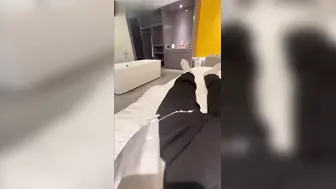 【姐弟乱伦-强上会喷水的亲姐姐】给姐姐舔脚舔穴内射，对白刺激